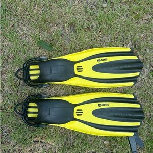Mares Yellow and Black Diving Fins
